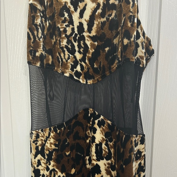 Elegant sheer back Leopard Print Maxi Dress with Mesh midrif and back and slits - Picture 2 of 12